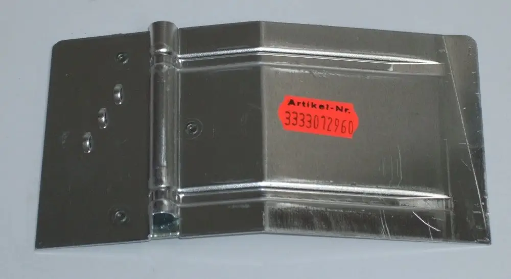 Luftklappe aus Metall mit Scharnier und Montagebohrungen, beschriftet mit Artikelnummer, geeignet für Daikin Produkte, möglicherweise für Heizungsanwendungen.
